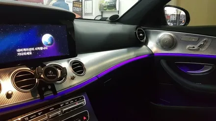 [분당 벤츠 전문점] 벤츠 W213 E클래스 2020년식 E300 신차 탁송 순정형 부메스터 전동 트위터, 전면 송풍구 엠비언트 LED 무드등 교체 작업 / 성남 분당구 정자동