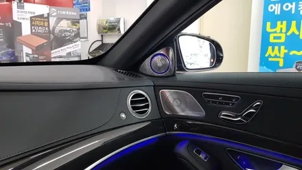 [분당 벤츠 전문점] 벤츠 W222 후기형 S클래스 S350 2020년식 순정 옵션에서 제외된 순정형 3D부메스터 전동트위터 (64색 멀티컬러)설치 작업 / 성남 분당구 정자동