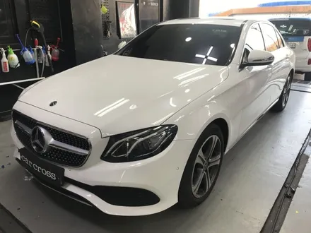 화이트 차량에 블랙 포인트만 줘도 이정도, 벤츠 E300 루프스킨! / 경기 광명