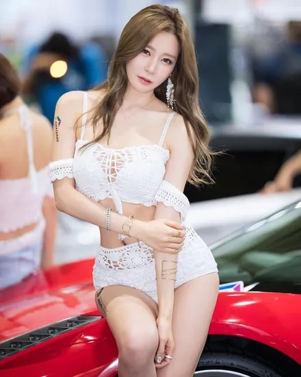 오토살롱 오토쇼 레이싱모델 한지은의 벤츠 W213 220D 범퍼 PPF 시공! / 경기 광명