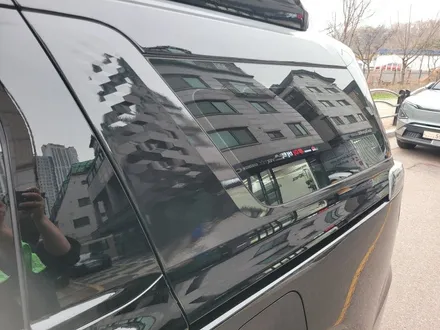 카니발 크롬죽이기 및 엠블럼 튜닝으로 올블랙만들기 / 경기 광명