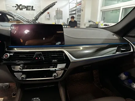 BMW G30 520I 유광카본 실내랩핑 및 크롬죽이기 / 경기 광명