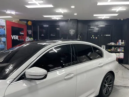 BMW 520i 차량 전체 크롬라인을 블랙으로 랩핑시공 -카크로스- / 광명, 안양, 시흥