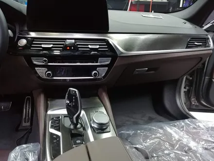 BMW 530i 본넷PPF, 루프스킨은 블랙 PPF! 기타 종합랩핑 시공! / 광명, 안양, 시흥