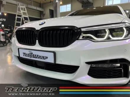 랩핑으로 티 나지 않게 사고 수리까지? BMW 520d G바디 화이트카멜레온 택랩(TeckWrap) 라벤더펄 전체랩핑 / 인천 서구