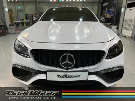 기존 랩핑제거후 벤츠 E63AMG 반무광화이트 전체랩핑재시공 \