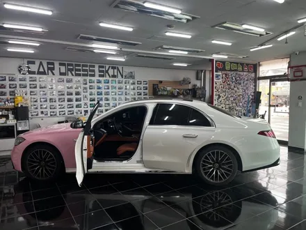벤츠 S450d 택랩 고광택 밀레니얼 핑크(millennial pink) 전체 랩핑 대전 카드레스스킨 / 대전 중구 산성동