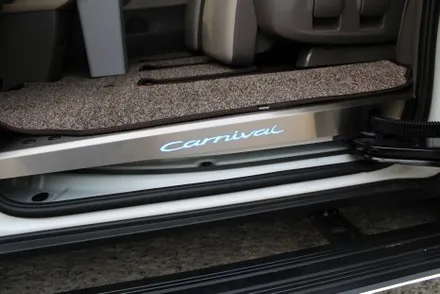 춘천신차패키지 카니발KA4 LED도어스커프 + 전동사이드스텝등 고급스러움의 종결자 / 춘천시 동면