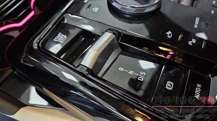 대전 2025 BMW 520i G60 회오리 스피커 커버 엠비언트와 크리스탈 토글 기어노브 세트 그리고 센터 콘솔 크리스탈 엠비언트 시공 / 대전 대덕