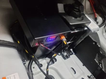 아우디 A4 아이나비QXD8000 블랙박스와 보조배터리를 함께 시공합니다 / 구미, 대구