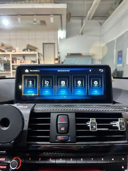 BMW M4 컨버터블 터치카플레이 시공으로 더욱 편리하게 사용하여보세요 / BMW / M4 / 구미, 대구