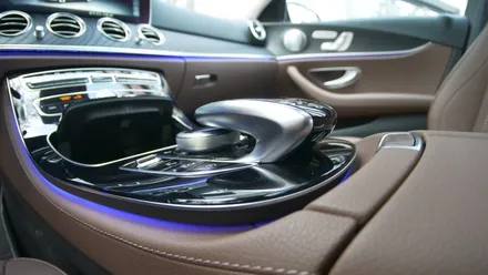 안정성과 주행 퍼포먼스로 두 마리 토끼를 잡은  벤츠 E300 4MATIC 출장 신차검수! / 서울 광진구, 중곡, 건대