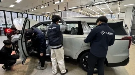 카니발 아이보리 실버, 본넷 안쪽에서 미세한 도장불량 발견! / 서울 구로 영등포