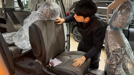 카니발 아이보리 실버, 본넷 안쪽에서 미세한 도장불량 발견! / 서울 구로 영등포