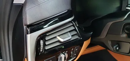 BMW  G30 5시리즈 실내 무광 카본랩핑으로 하이그로시  얼룩을  지워보자 !