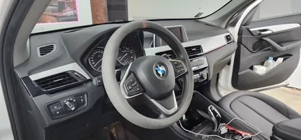 BMW X1 실내 랩핑 사틴블랙으로 선명하게 바꿔보자 !
