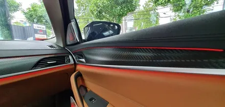 BMW  G30 5시리즈 실내 무광 카본랩핑으로 하이그로시  얼룩을  지워보자 !