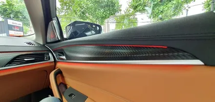 BMW  G30 5시리즈 실내 무광 카본랩핑으로 하이그로시  얼룩을  지워보자 !