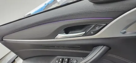 BMW G30 5시리즈 리얼우드트림에서 매트릭스블랙 실내랩핑으로 분위기 UP!