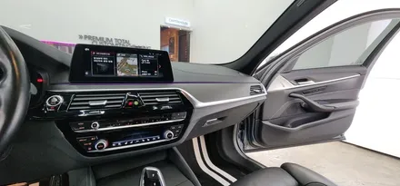BMW G30 5시리즈 리얼우드트림에서 매트릭스블랙 실내랩핑으로 분위기 UP!