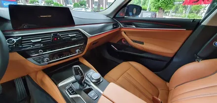 BMW  G30 5시리즈 실내 무광 카본랩핑으로 하이그로시  얼룩을  지워보자 !