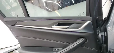 BMW G30 5시리즈 리얼우드트림에서 매트릭스블랙 실내랩핑으로 분위기 UP!