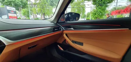 BMW  G30 5시리즈 실내 무광 카본랩핑으로 하이그로시  얼룩을  지워보자 !