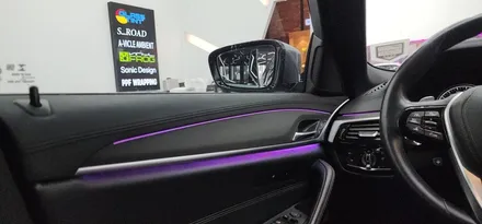 BMW G30 5시리즈 리얼우드트림에서 매트릭스블랙 실내랩핑으로 분위기 UP!
