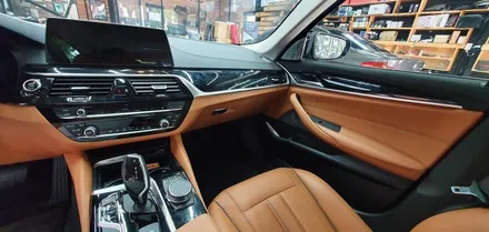 BMW  G30 5시리즈 실내 무광 카본랩핑으로 하이그로시  얼룩을  지워보자 !