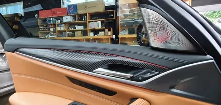 BMW  G30 5시리즈 실내 무광 카본랩핑으로 하이그로시  얼룩을  지워보자 !