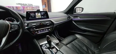 BMW G30 5시리즈 리얼우드트림에서 매트릭스블랙 실내랩핑으로 분위기 UP!