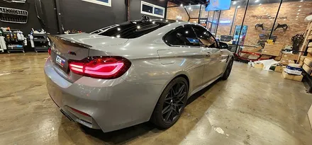 창원 BMW M4 전체랩핑 에이버리 락그레이 스타일 시공!