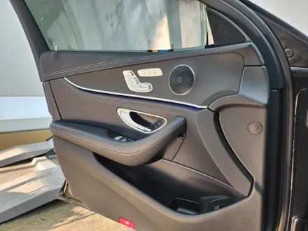 W213 벤츠 E클래스 창원 실내랩핑 매트릭스블랙 필름으로 올드한 리얼우드를 가려보자