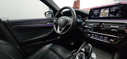BMW G30 5시리즈 리얼우드트림에서 매트릭스블랙 실내랩핑으로 분위기 UP!
