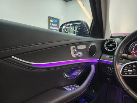 W213 벤츠 E클래스 창원 실내랩핑 매트릭스블랙 필름으로 올드한 리얼우드를 가려보자