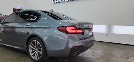 BMW G30 5시리즈 리얼우드트림에서 매트릭스블랙 실내랩핑으로 분위기 UP!