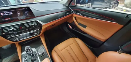 BMW  G30 5시리즈 실내 무광 카본랩핑으로 하이그로시  얼룩을  지워보자 !