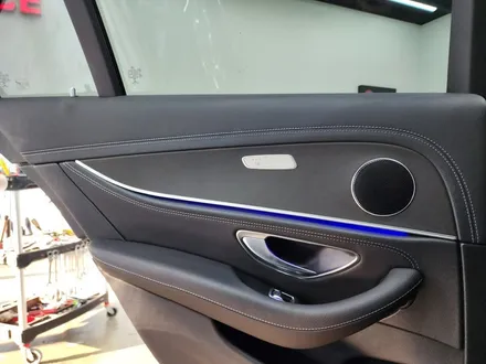 W213 벤츠 E클래스 창원 실내랩핑 매트릭스블랙 필름으로 올드한 리얼우드를 가려보자