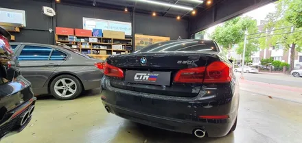 BMW  G30 5시리즈 실내 무광 카본랩핑으로 하이그로시  얼룩을  지워보자 !