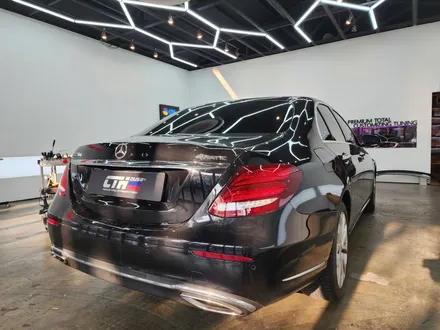 W213 벤츠 E클래스 창원 실내랩핑 매트릭스블랙 필름으로 올드한 리얼우드를 가려보자