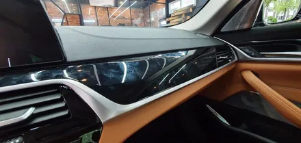 BMW  G30 5시리즈 실내 무광 카본랩핑으로 하이그로시  얼룩을  지워보자 !