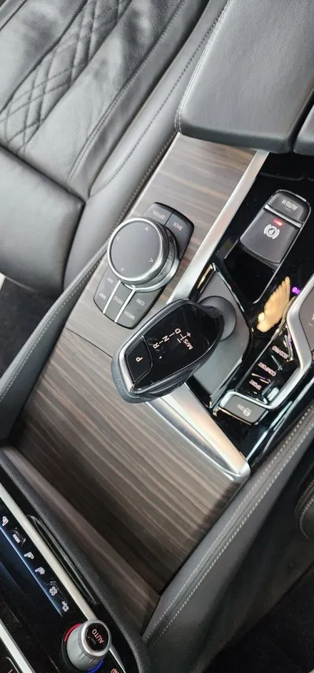 BMW G30 5시리즈 리얼우드트림에서 매트릭스블랙 실내랩핑으로 분위기 UP!