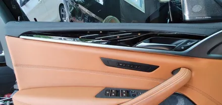 BMW  G30 5시리즈 실내 무광 카본랩핑으로 하이그로시  얼룩을  지워보자 !