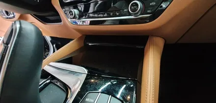 BMW  G30 5시리즈 실내 무광 카본랩핑으로 하이그로시  얼룩을  지워보자 !