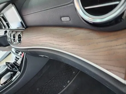W213 벤츠 E클래스 창원 실내랩핑 매트릭스블랙 필름으로 올드한 리얼우드를 가려보자