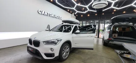 BMW X1 실내 랩핑 사틴블랙으로 선명하게 바꿔보자 !
