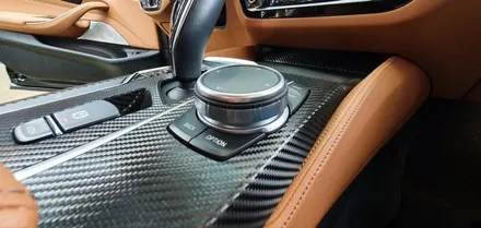 BMW  G30 5시리즈 실내 무광 카본랩핑으로 하이그로시  얼룩을  지워보자 !