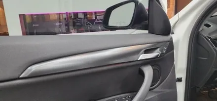 BMW X1 실내 랩핑 사틴블랙으로 선명하게 바꿔보자 !
