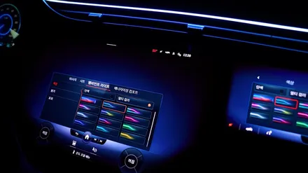 벤츠 EQS450+ 액티브 엠비언트 및 소프트 클로징 옵션 추가 시공 / 수원 영통구