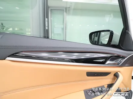 BMW 5시리즈 실내 PPF 하이그로시 시공 대표가 직접 시공하는 실내 ppf 신차패키지 카우라 브이쿨 오너프로 영등포 ppf 센터페시아 ppf 사이드스탭 영등포ppf 목동ppf / 서울 영등포구 양평동5가